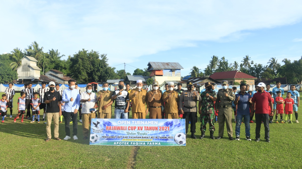 Bupati Resmi Buka Turnamen Rajawali CUP XV Nagari Ujung Gading 2021