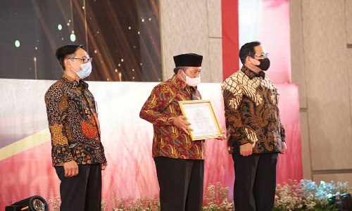 Bupati Agam Peroleh Penghargaan Anugrah Meritokrasi dari KASN