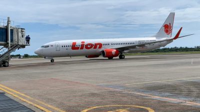 Pesawat Lion Air PK-LQR terparkir di stand 5 Bandara Minangkabau, Padang Pariaman. Foto : Istimewa