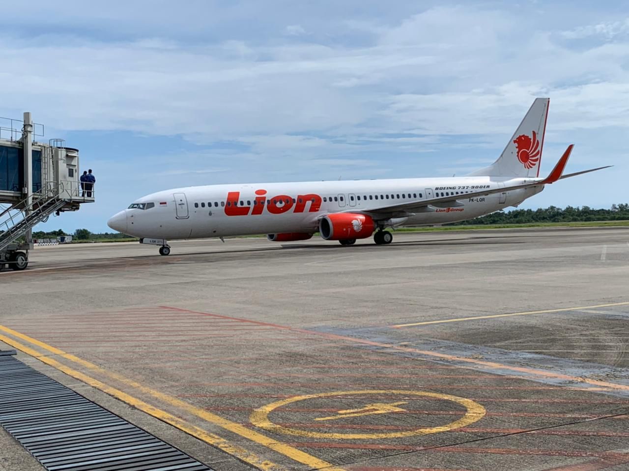 Pesawat Lion Air PK-LQR terparkir di stand 5 Bandara Minangkabau, Padang Pariaman. Foto : Istimewa