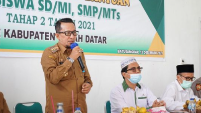 Bupati Tanah Datar  Serahkan Bantuan Pendidikan Kepada Ribuan Siswa