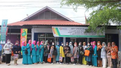 Rombongan Istri Komisaris dan Direktur Bank Nagari se Sumatera Kunjungi Galeri IKM Pessel