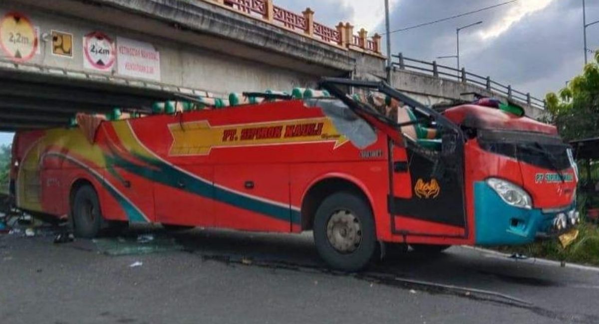 Bus Tabrak Fly Over di Padang Panjang Hingga Atapnya Terlepas