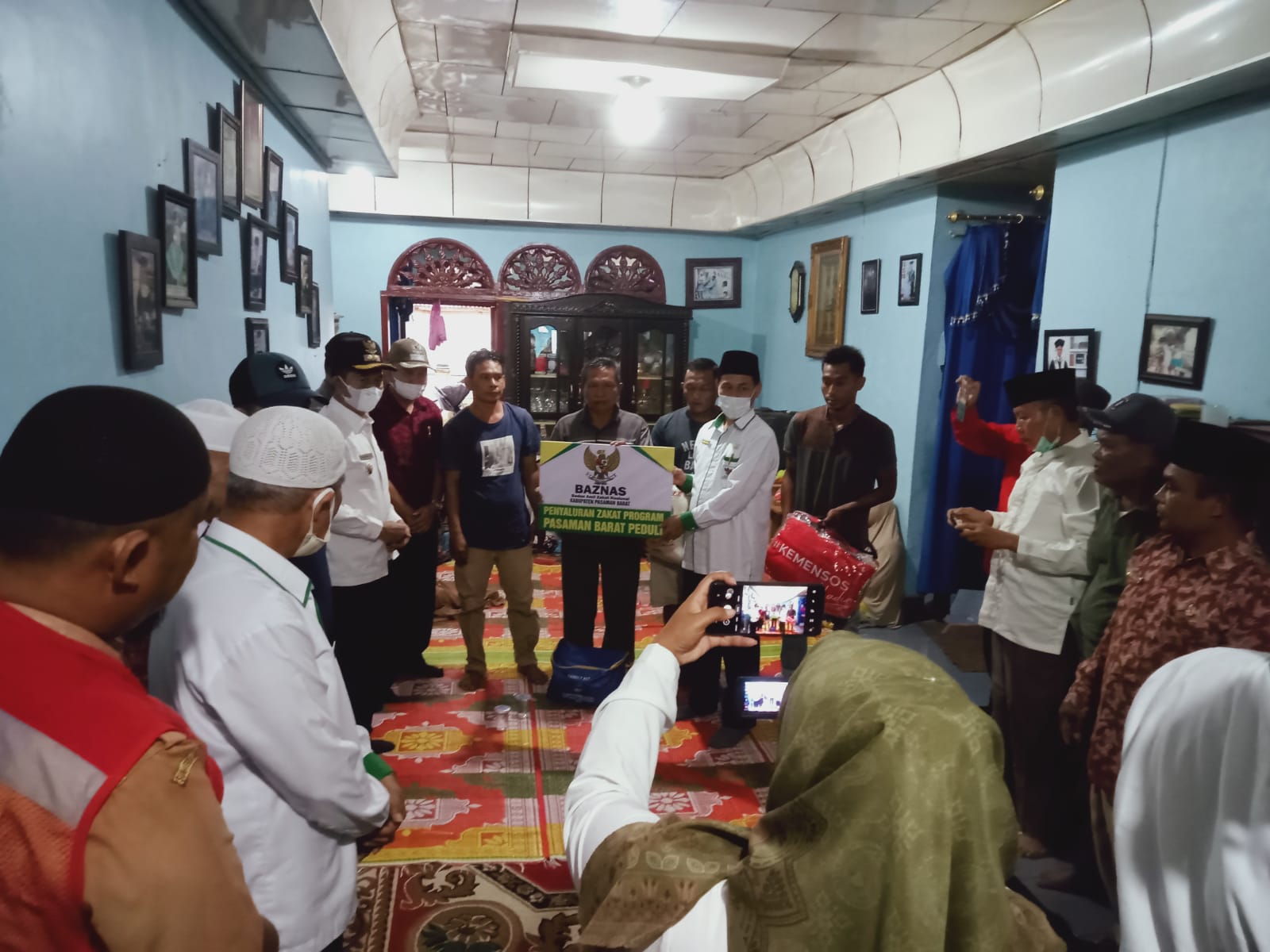 Pemkab Pasbar Bersama Baznas Serahkan Bantuan Korban Kebakaran di Ujung Gading