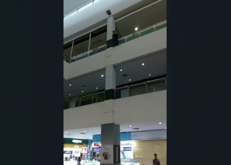 Seorang Mahasiswa Mencoba Bunuh Diri di Lantai 4 Plaza Andalas, Ini Alasanya