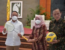 Menko Airlangga Hartarto dengan Menpora Amali Beri Bantuan Alat Olahraga di UWKS