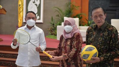 Menko Airlangga Hartarto dengan Menpora Amali Beri Bantuan Alat Olahraga di UWKS