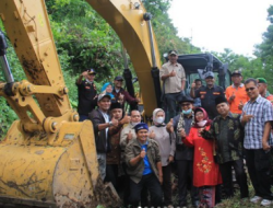 Buka Jalan Usaha Tani, Bupati Solok Launching Penggunaan Ekskavator Di Nagari Sungai Janiah