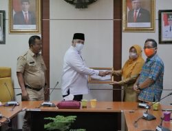 Wako Serahkan Penghargaan Adiwiyata Tingkat Kota Solok