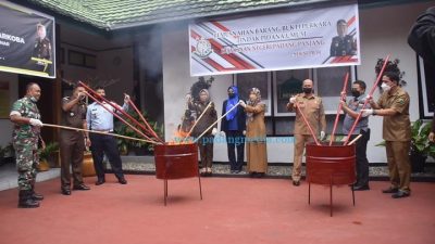 Kejari Padang Padang Musnahkan Barang Bukti Sitaan dari 26 Perkara