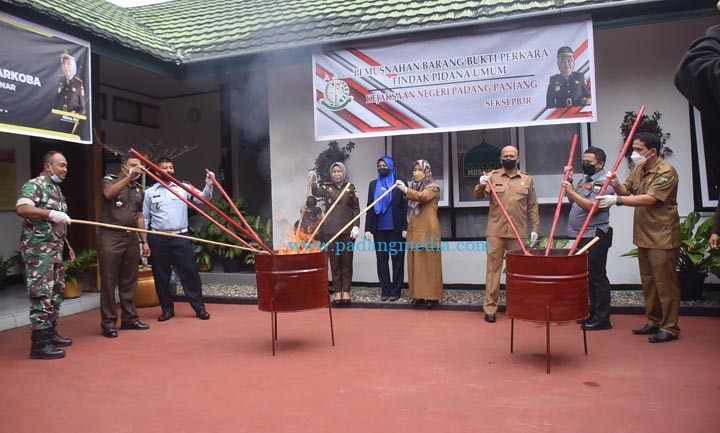Kejari Padang Panjang Musnahkan Barang Bukti Sitaan dari 26 Perkara