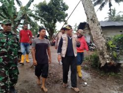 Disela Kesibukan di Posko Utama, Bupati Pasbar Kunjungi Warga Timbo Abu