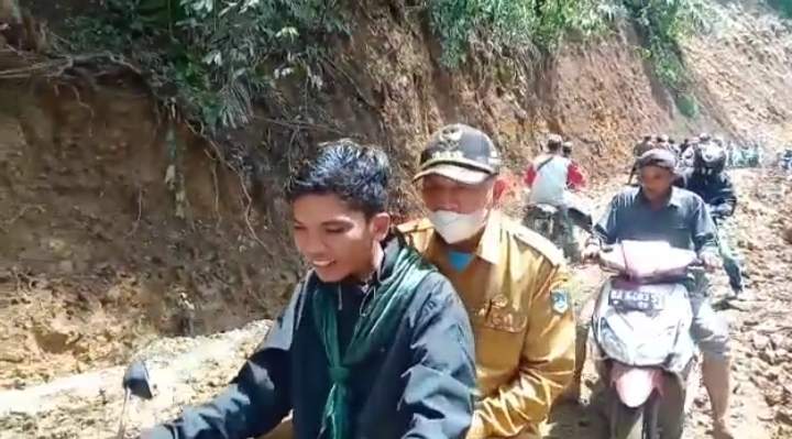 Bupati Pasbar Diboncengi Naik Sepeda Motor Kunjungi Pemukiman Terdampak Gempa