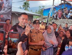 Didampingi Sabar As, Agus Harimurti Yudhoyono Beri Bantuan Korban Gempa Pasaman
