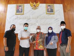 KI Sumbar Berikan AMP Award pada Guspardi Gaus