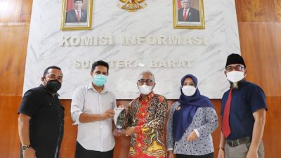 KI Sumbar Berikan AMP Award pada Guspardi Gaus