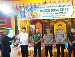 Ketua KAN Talu Tuanku Bosa Serahkan Penghargaan Tanggap Darurat Gempa Pasaman Barat