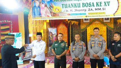 Ketua KAN Talu Tuanku Bosa Serahkan Penghargaan Tanggap Darurat Gempa Pasaman Barat