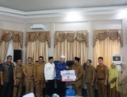 Bupati Suhatri Bur Serahkan Bantuan Pemkab Padang Pariaman Untuk Korban Gempa Pasaman Barat