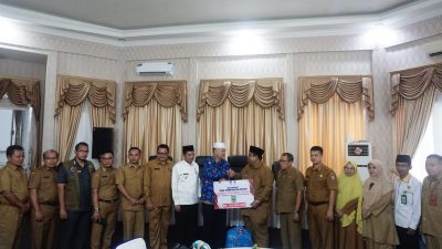 Bupati Suhatri Bur Serahkan Bantuan Pemkab Padang Pariaman Untuk Korban Gempa Pasaman Barat