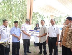 Wako Solok Serahkan Paket Bantuan Budidaya Ikan Bioflok