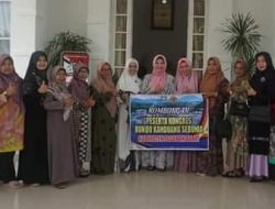 Titi Hamsuardi Lepas Bundo Kanduang Pasbar Ikuti Kongres Bundo Kanduang Sedunia
