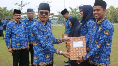 Apel Bersama Awal Tahun 2023, Bupati Safaruddin Serahkan 362 SK PNS Formasi 2019
