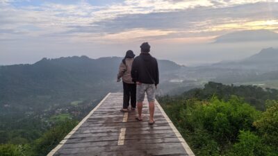 Menikmati Keindahan Sunrise di Puncak Data, Negeri di Atas Awan