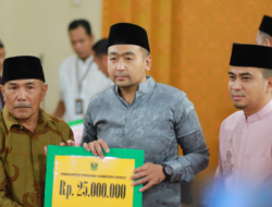 Wawako Solok Dampingi TSR Wagub Provinsi Sumatera Barat Serahkan Bantuan