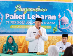Pemko Solok Serahkan Paket Lebaran Kepada Kader PKK