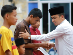 Wawako Solok Serahkan Santunan dan Zakat Anak Yatim di Masjid Al Aqsa