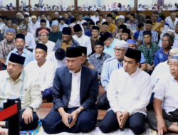 Wako dan Wawako Solok Bersama Gubernur Sholat Tarwih Di Masjid Agung