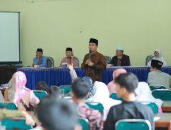 Wawako Solok Serahkan Infak Rutin Anak Yatim