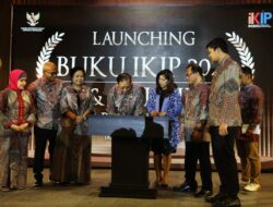 Ketua KI Sumbar Lakukan Penandatanganan Buku IKIP 2023