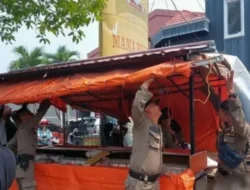 Satpol PP Padang Tertibkan Pedagang Kaki Lima Berjualan di Trotoar