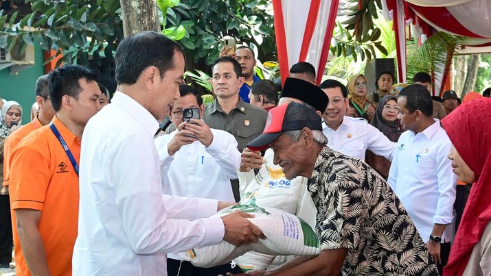 Jokowi Perintahkan Bansos Beras 10 Kg Lanjut Sampai Desember