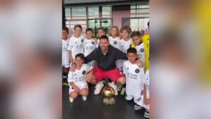 Pamerkan Trofi Ballon d’Or, Lionel Messi Disambut Puluhan Pemain Akademi Inter Miami