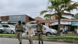 Satpol PP Padang Tertibkan Pengemis di Lampu Merah