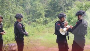 Tim Gegana Polda Sumbar Musnahkan Penemuan Granat Nanas di Sawahlunto
