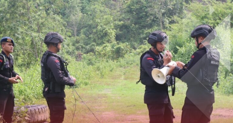 Tim Gegana Polda Sumbar Musnahkan Penemuan Granat Nanas di Sawahlunto