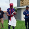damkar-kota-padang-evakuasi-kucing-tersangkut-di-jendela-gedung-labor-fis-unp