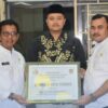 pemko-padang-serahkan-dana-hibah-tahap-i-pemilukada-2024-ke-bawaslu