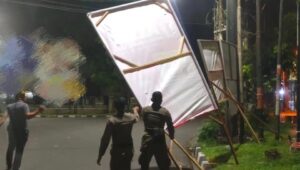 70 Spanduk dan Reklame Ilegal Ditertibkan Satpol PP Padang