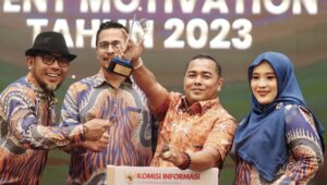Mahyeldi dan Adrian Tuswandi Tokoh Keterbukaan Informasi Publik 2023