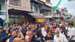 Ratusan Warga Padati Tradisi Serak Gulo di Padang