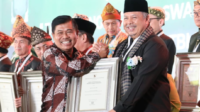 Wako Solok Menerima Penghargaan Swasti Saba Wiwerda