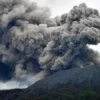 terus-erupsi,-air-sungai-berhulu-dari-gunung-marapi-berubah-warna-coklat