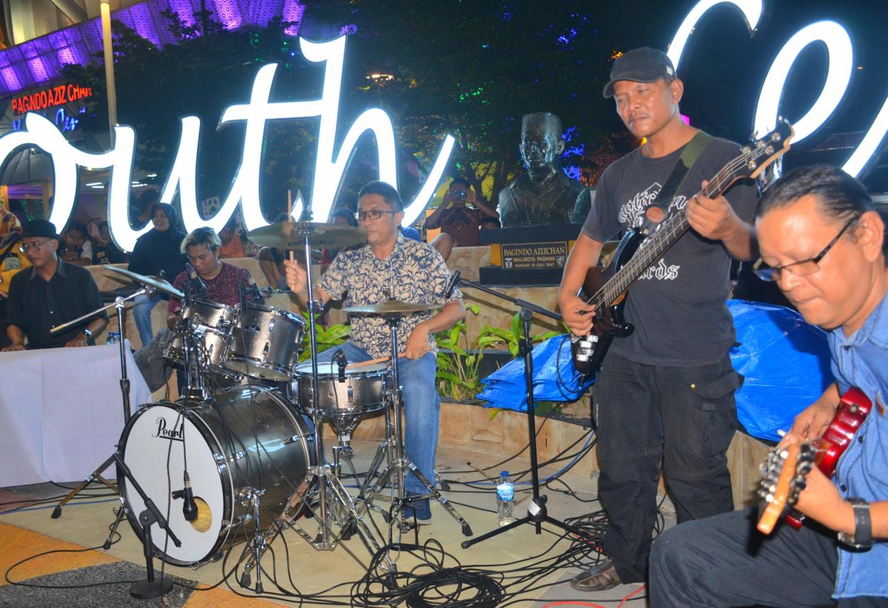 pentas-hiburan-di-air-mancur-youth-center,-hendri-septa:-alhamdulillah-padang-semakin-tacelak!