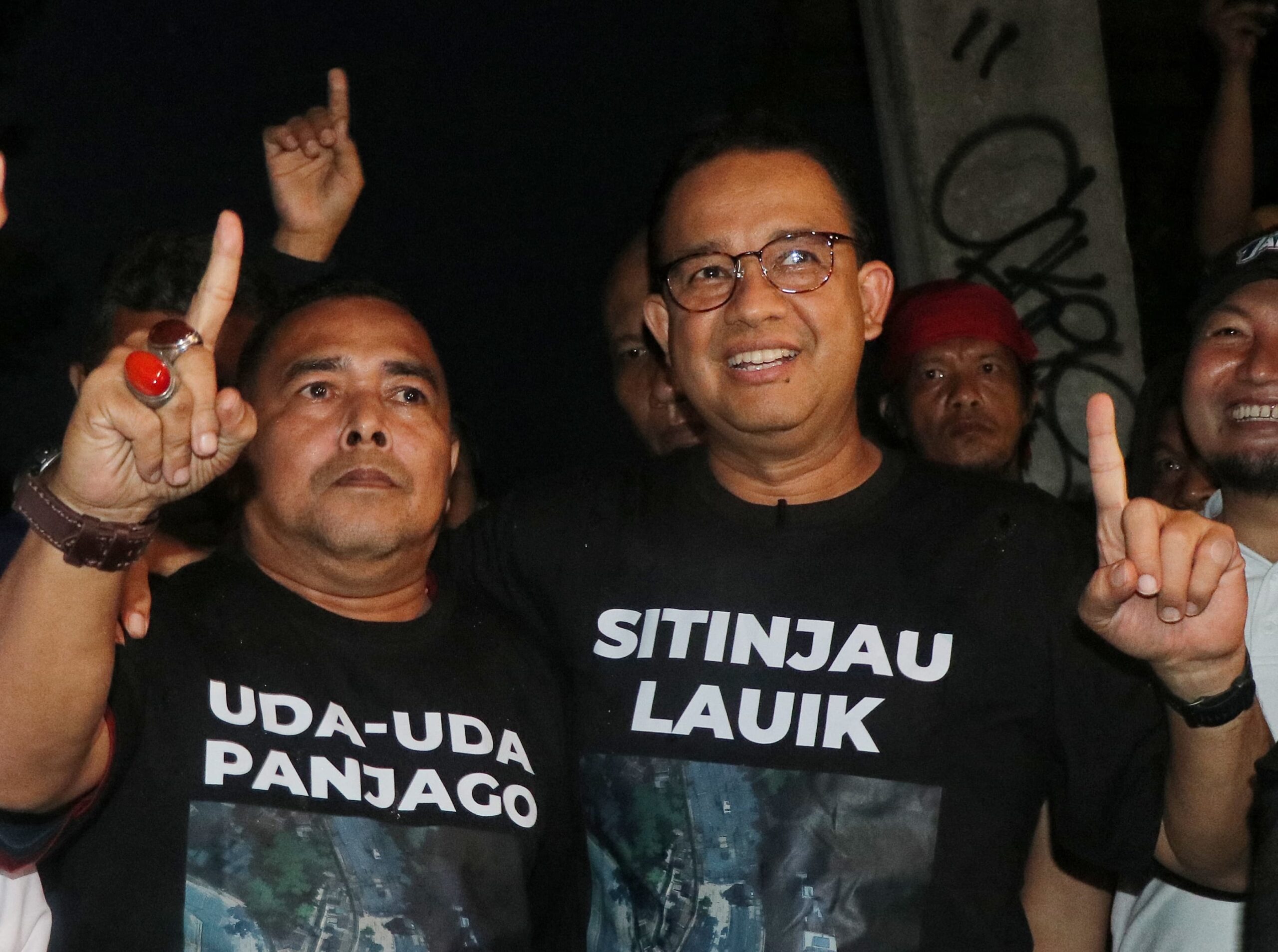 Anies Baswedan memberikan kaos spesial kepada Caleg Partai Ummat Adrian Tuswandi di Sitinjau Lauik, Sumatera Barat.