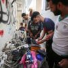 Bagaimana Cara Warga Mengisi Baterai Ponsel pada Daerah Wilayah Gaza yang mana mana Tanpa Listrik?